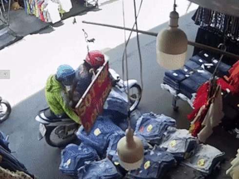 Clip: Đã nắng nóng phát điên, gặp ngay thanh niên dở hơi chặn xe giữa đường rồi thả dáng trên nắp capo-2