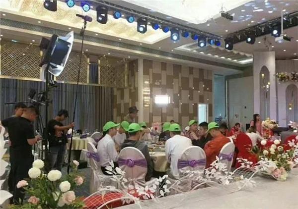 Chuyện như đùa: Cả đoàn người yêu cũ đội mũ đồng phục đến dự đám cưới để tố cô dâu-2