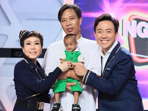 Trấn Thành - Việt Hương xúc động trước tình cảm của người thầy nhận nuôi cậu bé tí hon