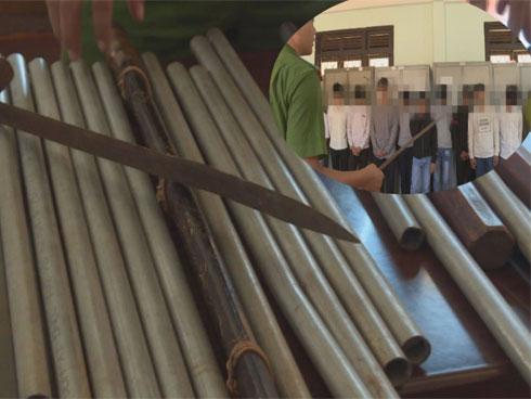 Bị mách qua lại với nhiều bạn gái, kéo hàng chục học sinh hỗn chiến-1