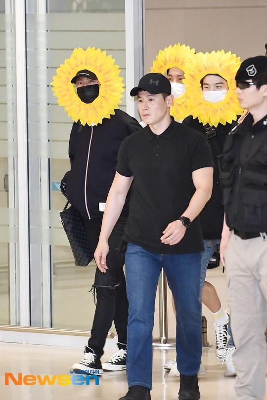 Fan cười bò vì Suga, Jin, J-Hope (BTS) tự tin khoe cá tính ở sân bay với gương mặt nở hoa toàn tập-3