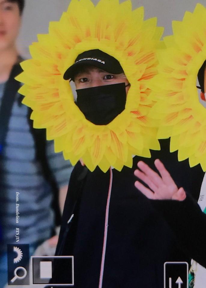 Fan cười bò vì Suga, Jin, J-Hope (BTS) tự tin khoe cá tính ở sân bay với gương mặt nở hoa toàn tập-4