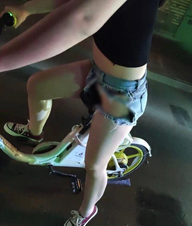 Phơi vùng nhạy cảm với kiểu thời trang cắt xẻ táo bạo trên phố Hà Nội, cô gái trẻ khiến người xem kinh hãi thốt không thành tiếng-3