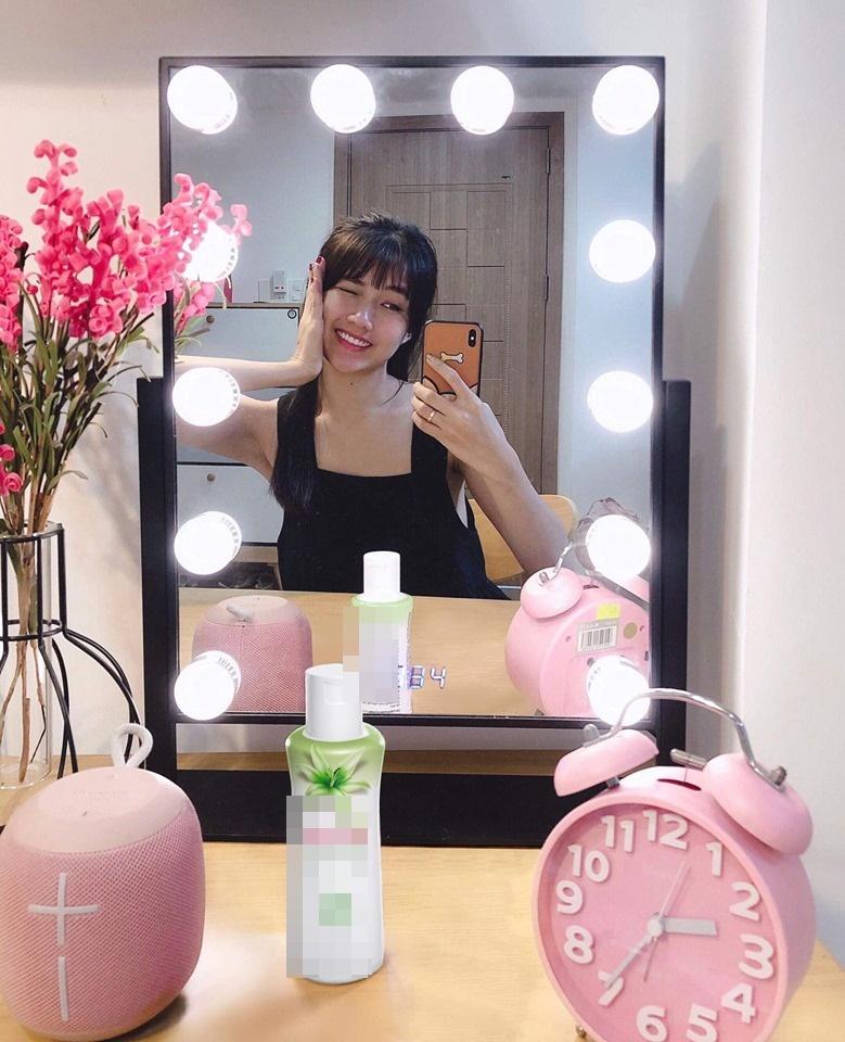 Vắng bạn trai Quang Hải, Nhật Lê tình tứ ôm eo Quang Trung song ca bài tủ Mình yêu nhau từ kiếp nào-6