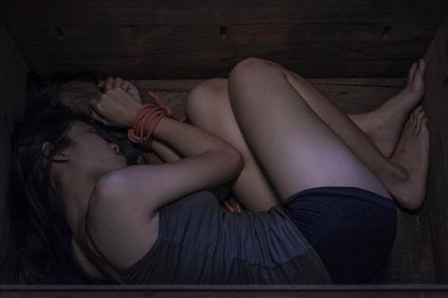 Phát hiện bí mật của bạn trai, cô gái bị giam cầm, ép chụp ảnh khỏa thân-1