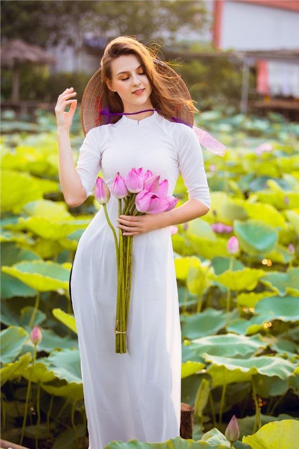 Chuyện bất ngờ đằng sau bộ ảnh tương tác khủng trên Facebook của mẫu Tây bên hồ sen-4