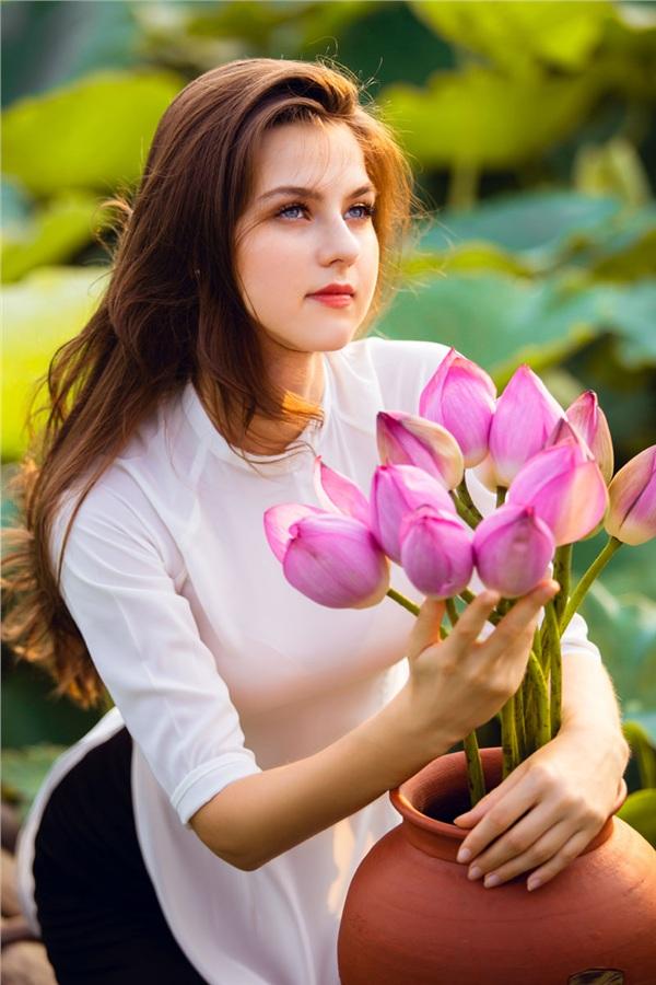 Chuyện bất ngờ đằng sau bộ ảnh tương tác khủng trên Facebook của mẫu Tây bên hồ sen-7