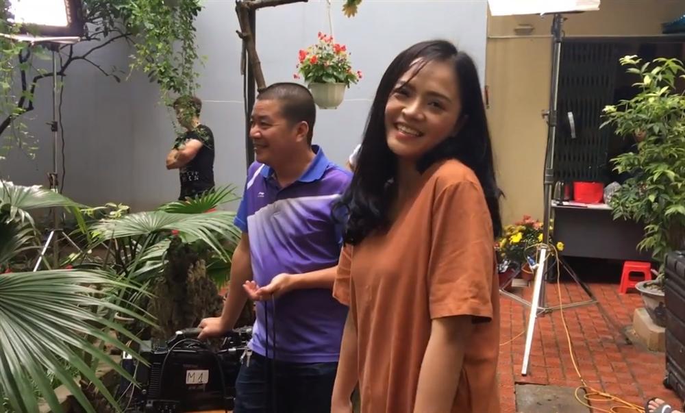 Hậu trường phim Về Nhà Đi Con: Huệ cổ vũ ông Sơn tát Khải thật mạnh-1