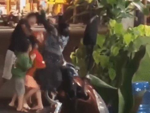 RÙNG MÌNH KINH HÃI bà mẹ xăm trổ ở Bắc Ninh, túm cổ áo, xách ngược con mới sinh lủng lẳng như túi thịt trên tay-4