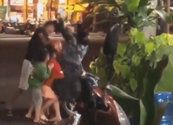 CLIP gây phẫn nộ mạng xã hội: Vợ mang bầu bị chồng đánh, cầm mũ bảo hiểm... phang lên đầu-1