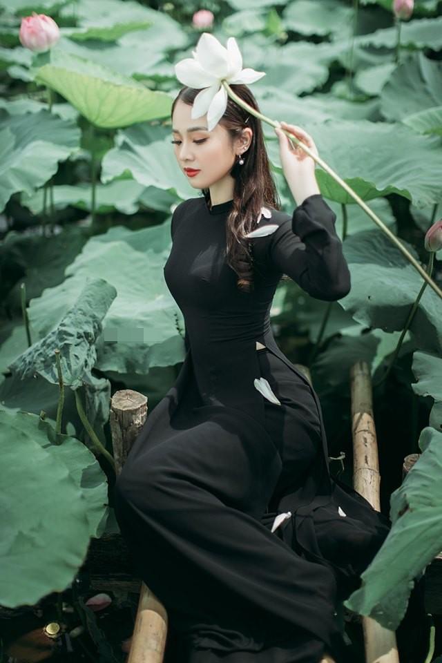 Chẳng cần cởi sạch làm trò, bộ ảnh kín cổng cao tường của gái đẹp bên sen khiến người xem ngẩn ngơ quên lối về-7