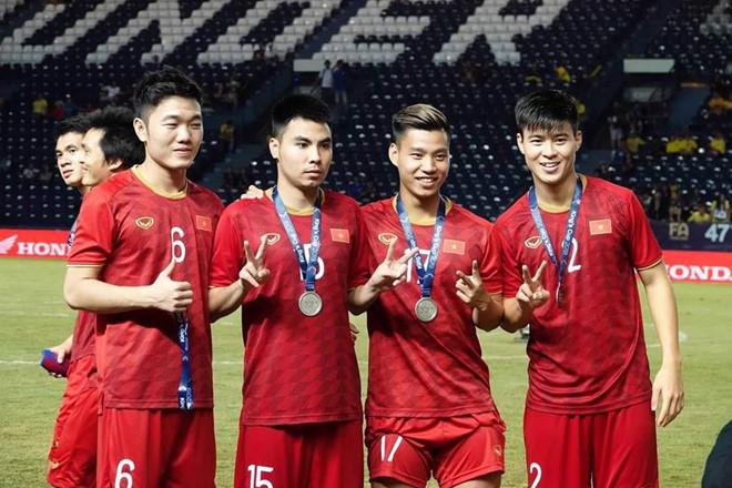 Hoàng tử Đức Huy trung thành với kiểu chụp ảnh giơ tay chữ V-1