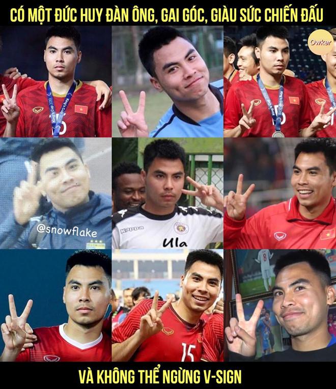 Hoàng tử Đức Huy trung thành với kiểu chụp ảnh giơ tay chữ V-3