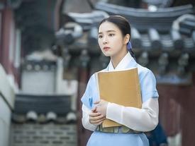 'Mỹ nhân mặt đơ' Shin Se Kyung đẹp thoát tục trong phim cổ trang mới 'Mỹ nhân mặt đơ' Shin Se Kyung đẹp thoát tục trong phim cổ trang mới