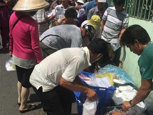 Người đàn ông 5 năm làm từ thiện ở BV Ung Bướu: 'Tôi sống ở khu này trên 30 năm rồi, chưa thấy ai phát cơm miễn phí mà bị đánh'