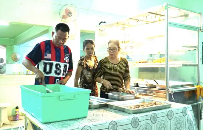 Người đàn ông 5 năm làm từ thiện ở BV Ung Bướu: Tôi sống ở khu này trên 30 năm rồi, chưa thấy ai phát cơm miễn phí mà bị đánh-2