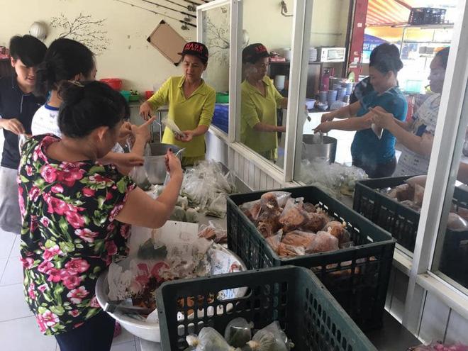 Người đàn ông 5 năm làm từ thiện ở BV Ung Bướu: Tôi sống ở khu này trên 30 năm rồi, chưa thấy ai phát cơm miễn phí mà bị đánh-5