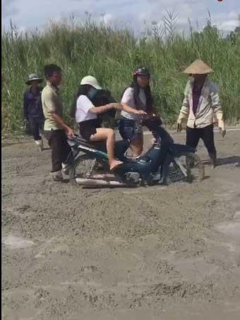 Clip: Ngán ngẩm nhìn 2 cô gái phóng xe đi mở đường, dân mạng phải thốt lên mắt chỉ để trang trí cho đẹp-3