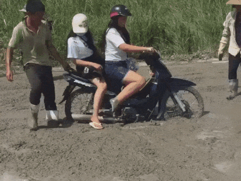 Clip: Ngán ngẩm nhìn 2 cô gái phóng xe đi mở đường, dân mạng phải thốt lên mắt chỉ để trang trí cho đẹp-1