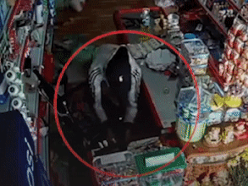 Tên trộm đánh lạc hướng để trộm 40 triệu đồng và 2 điện thoại di động