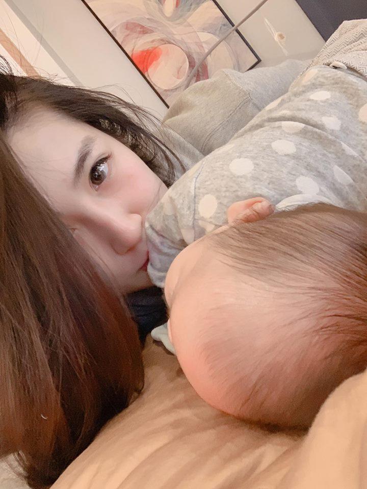 Á hậu Tú Anh: Từ tiểu thư được cưng như trứng mỏng nay trở thành gái một con chỉn chu đến nỗi mẹ đẻ cũng ngỡ ngàng-8