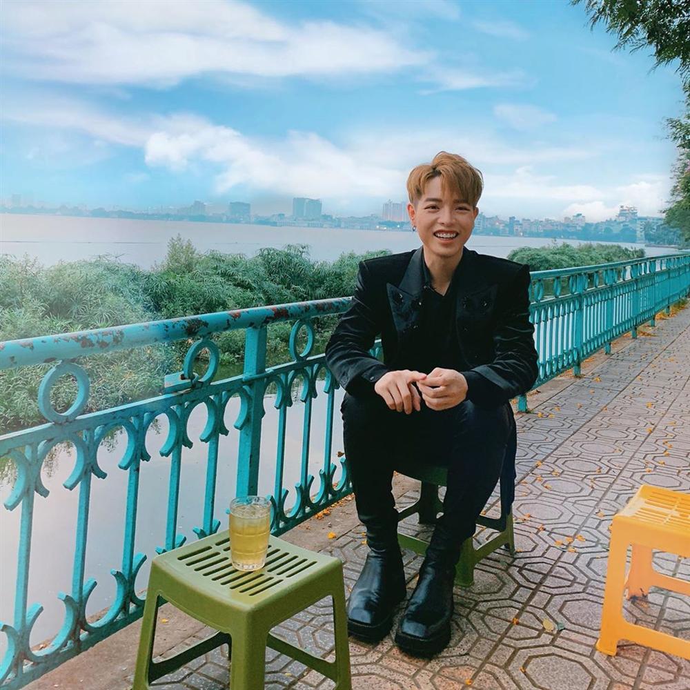 Đi trà đá, Đức Phúc lên đồ xịn như đi biểu diễn - Đào Bá Lộc giải nhiệt ngày hè với bức ảnh khỏa thân-2