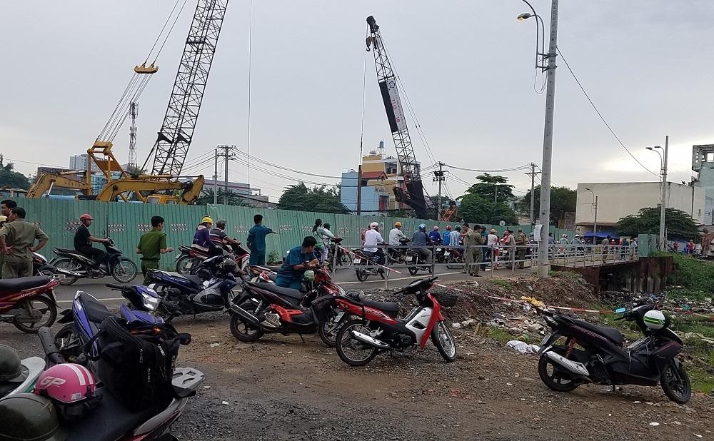 Con trai ngã quỵ nhận thi thể mẹ tử vong dưới mương nước Sài Gòn-1