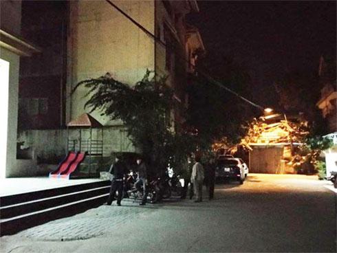 Nghệ An: Nô đùa với em trai trong sân nhà, anh bị ngã va vào ghế đá tử vong