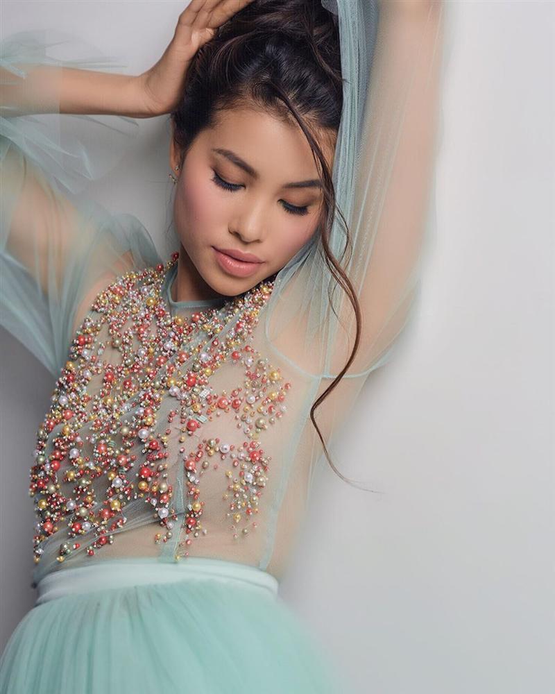 Bản tin Hoa hậu Hoàn vũ 11/6: Mặc đầm xuyên thấu lộ cả miếng dán ngực mà Phạm Hương vẫn không cuốn hút bằng mỹ nữ U50-1