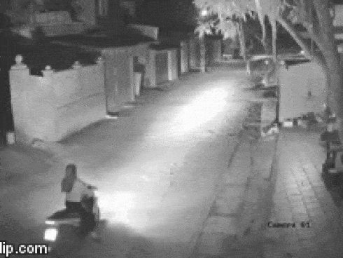 Clip: Thanh niên Thủ đô trèo ra ngoài cửa sổ tầng 3 đứng vắt vẻo, lúc thì đu dây như khỉ, khi thì cầm dao tự dí vào cổ rồi chửi bới inh ỏi-4