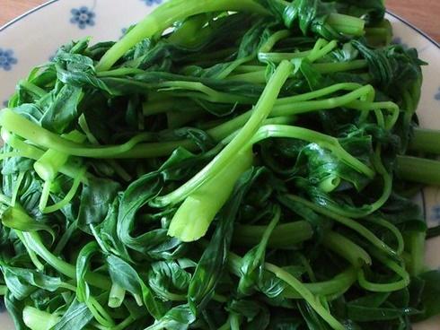 Mẹo luộc rau muống xanh giòn, không bao giờ bị thâm đen
