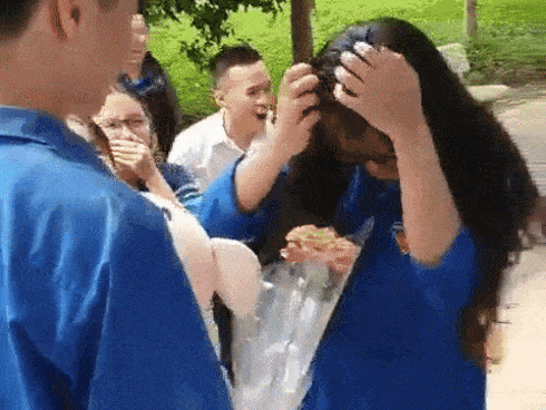 Tỏ tình trong sân trường bị tịch thu hết hoa và quà, nam sinh chơi lớn quyết bày tỏ tình cảm lần 2 và cái kết cực bất ngờ-2