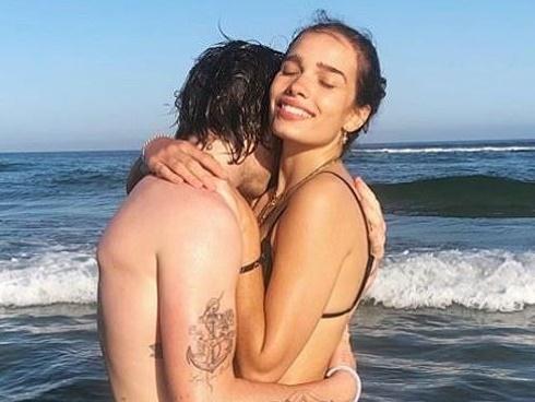 Con trai Beckham đắm đuối ôm hôn bạn gái trên biển