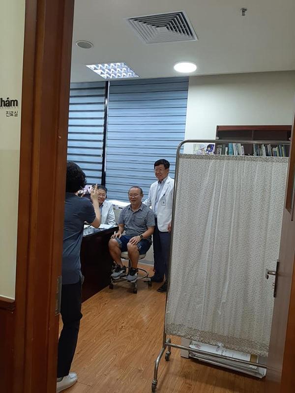 Hậu Kings Cup, thầy Park gặp căng thẳng phải vào viện nhưng vẫn cực thân thiện khi được bác sĩ xin chụp ảnh-1