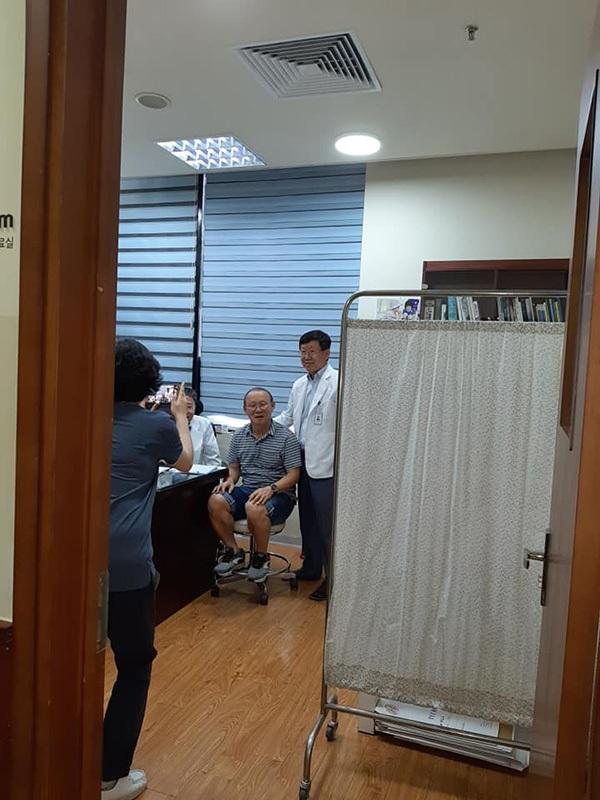 Hậu Kings Cup, thầy Park gặp căng thẳng phải vào viện nhưng vẫn cực thân thiện khi được bác sĩ xin chụp ảnh-2