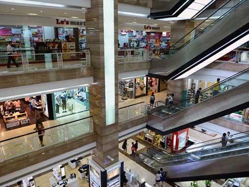 Hà Nội: Một cháu bé ngã từ tầng 2 ZARA bị thương