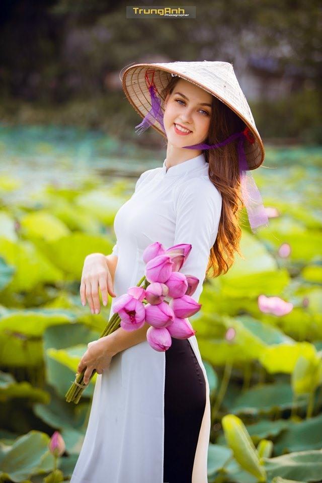 Đi chụp ảnh với sen, nhóm phụ nữ trung niên bất ngờ bị ném đá-4