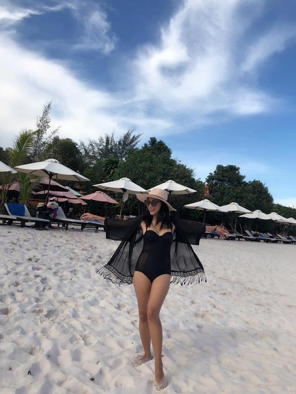 Khánh Ngọc tự tin diện đồ bơi dù vòng eo kém săn chắc-6