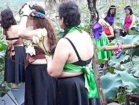 Đi chụp ảnh với sen, nhóm phụ nữ trung niên bất ngờ bị 'ném đá'