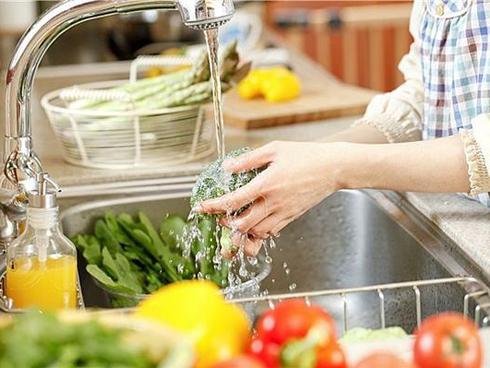 Mẹ đảm mách mẹo khử thuốc sâu trong rau, củ, quả cực đơn giản
