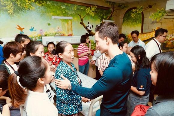 Một mình đi trao quà từ thiện tại bệnh viện, Kim Lý đã gọi khóc với Hà Hồ đến 10 phút vì điều này-2