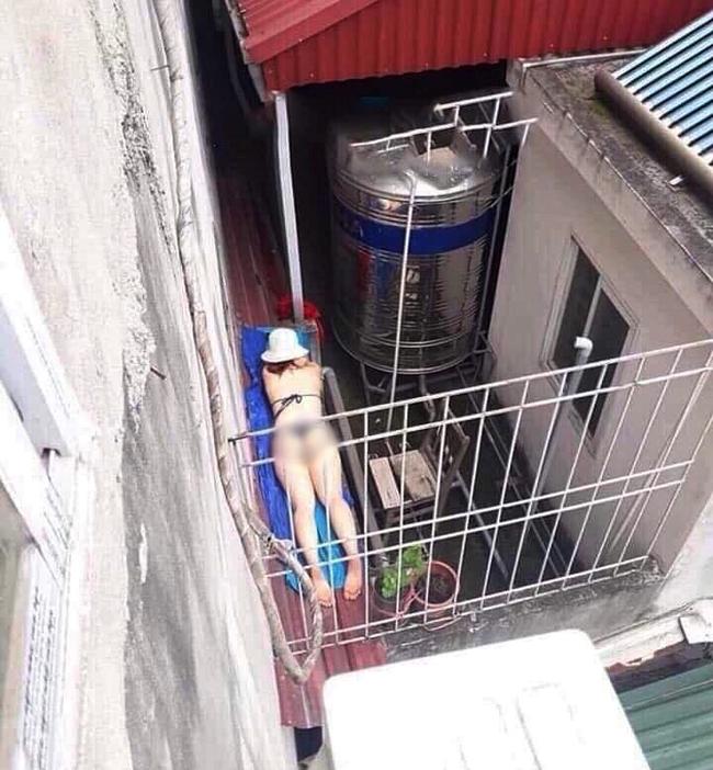 Cô gái diện bikini nằm nhuộm da giữa trời Hà Nội nóng 40 độ, dân mạng bình luận: Chả mấy thành mực một nắng-1