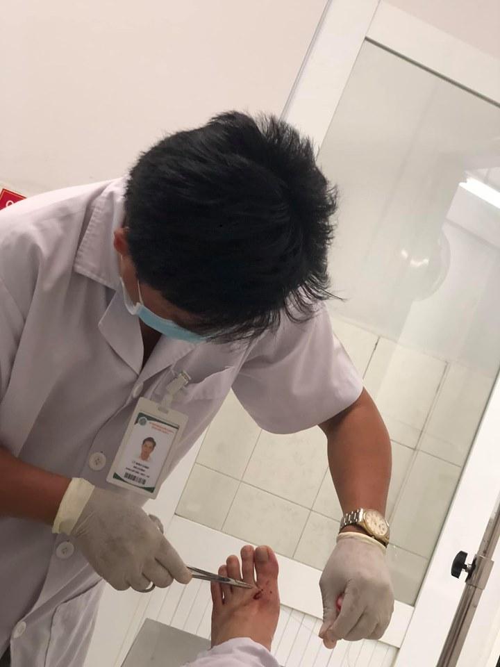 Diễn viên Anh Đức nhập viện may nhiều mũi vì cửa nhà tắm bị vỡ khiến mảnh kính bắn vào người-2