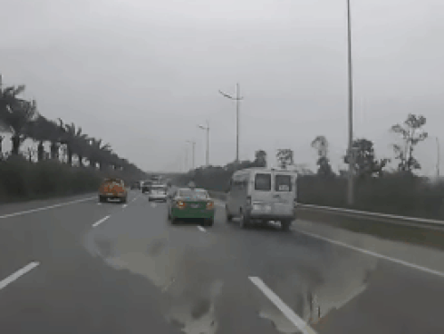 Clip: Thanh niên Thủ đô trèo ra ngoài cửa sổ tầng 3 đứng vắt vẻo, lúc thì đu dây như khỉ, khi thì cầm dao tự dí vào cổ rồi chửi bới inh ỏi-3