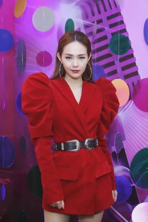 Sao Việt lăng-xê váy áo tay bồng lực sĩ: Chi Pu bị chê cô bé đô con - Bích Phương, Hồ Ngọc Hà lại được khen tới tấp-10