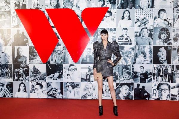 Sao Việt lăng-xê váy áo tay bồng lực sĩ: Chi Pu bị chê cô bé đô con - Bích Phương, Hồ Ngọc Hà lại được khen tới tấp-4