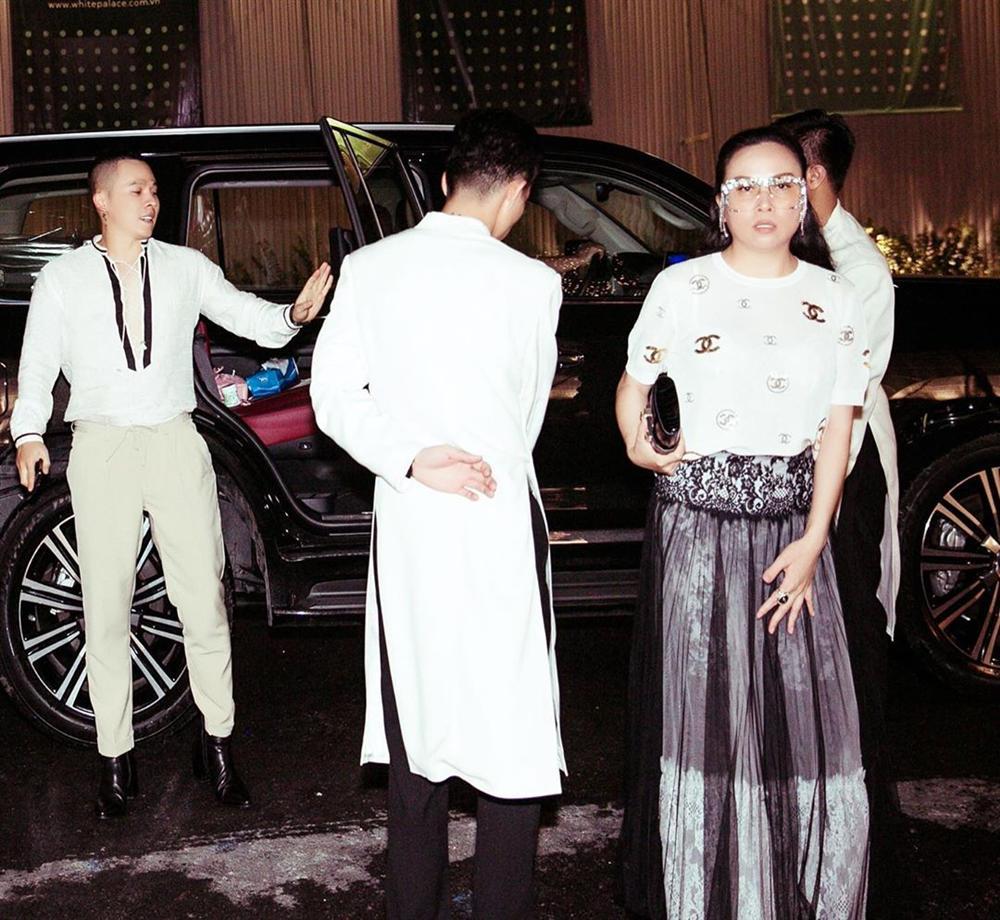 Phượng Chanel phản cảm và kém sang vì lộ nội y dù diện cả cây hàng hiệu-4