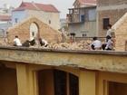Học sinh bị phạt đẽo gạch trên sân thượng giữa trời nắng 40 độ C khiến MXH phẫn nộ