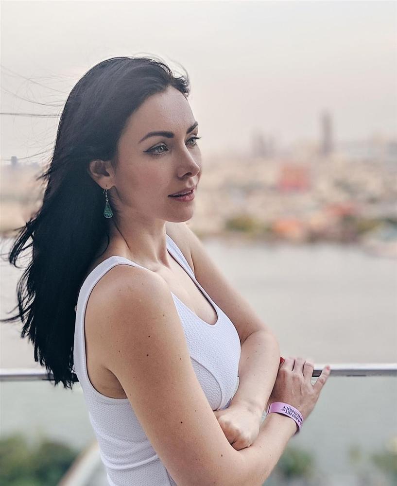 Bản tin Hoa hậu Hoàn vũ 12/6: Phạm Hương lên đồ xuất sắc chặt đẹp cô bạn thân ngày một đô con-4