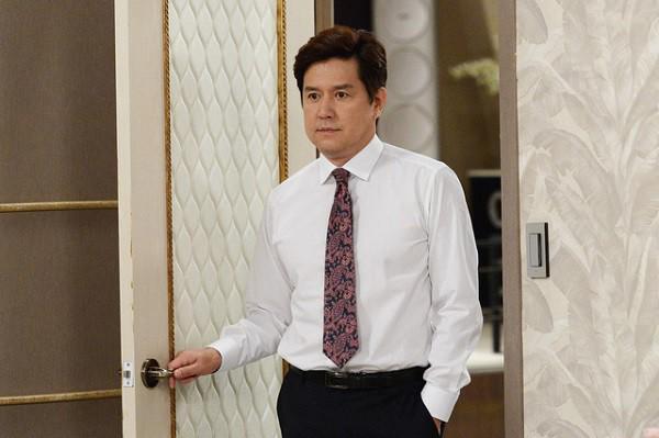 Bức tranh treo tường bất ngờ rơi lộ bí mật của bố chồng giàu có và chị dâu bán xôi-2